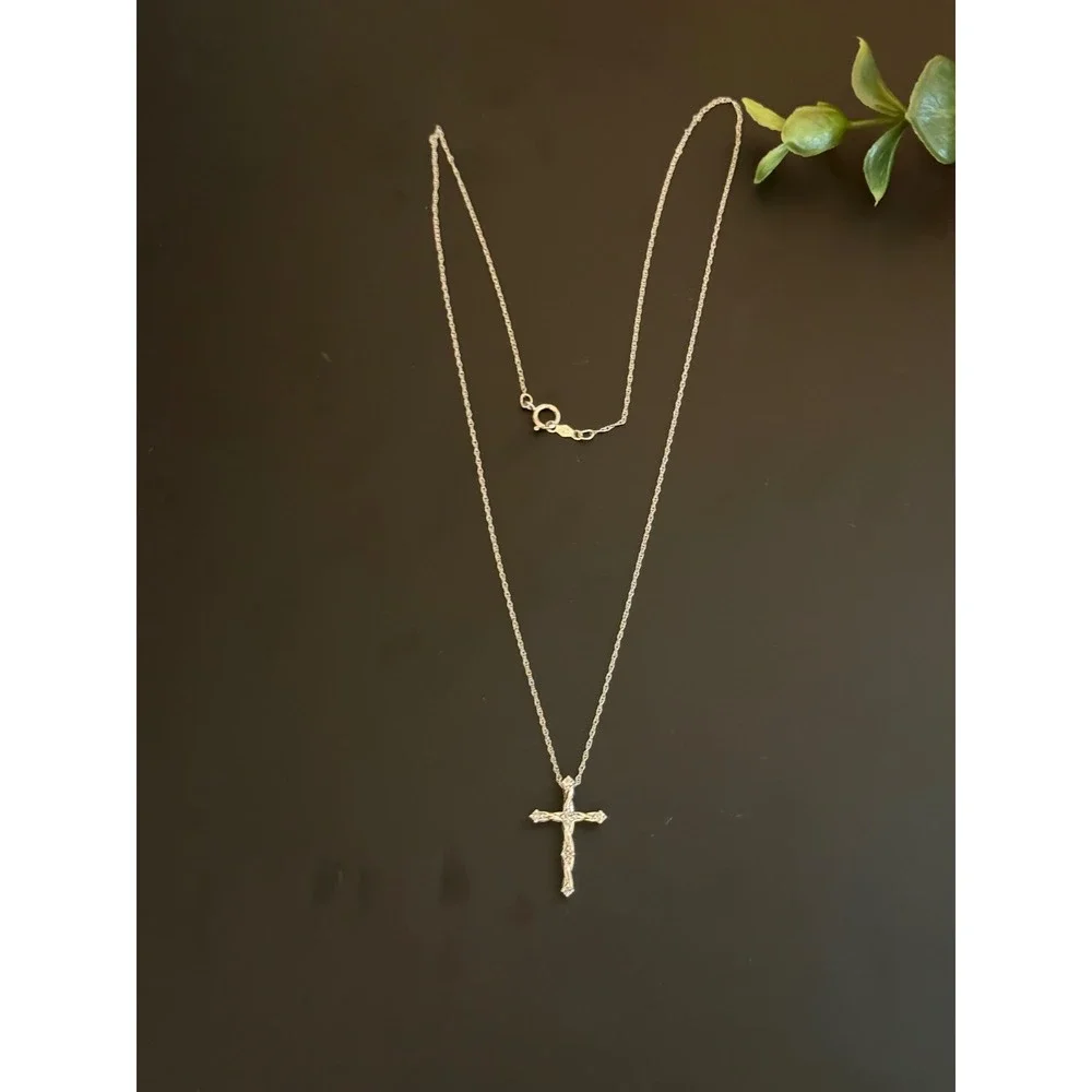 10k White Gold Diamond Twisted Cross Pendant Necklace 18 Inch Chain 1.3g